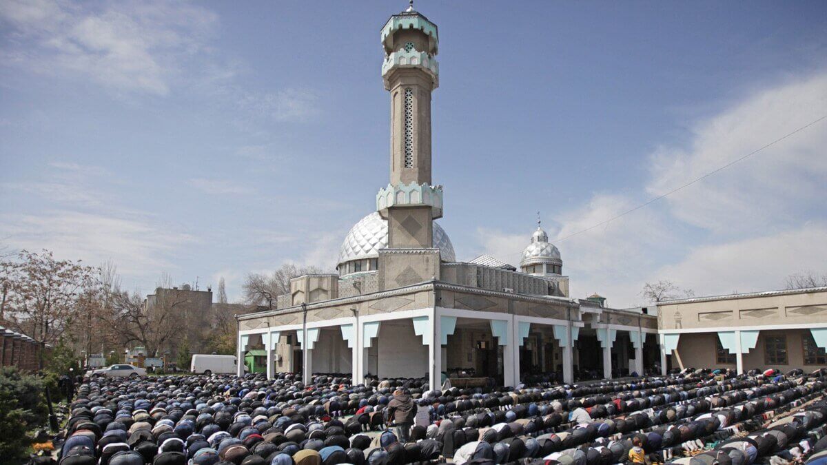 В Кыргызстане закрыли 60 мечетей и медресе: кто и почему