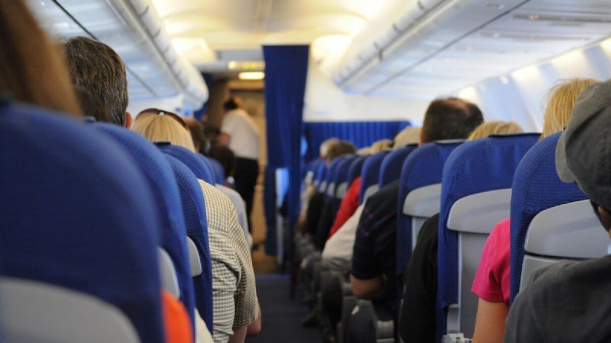 Дебошир в самолете: иностранца оштрафовали за распитие алкоголя