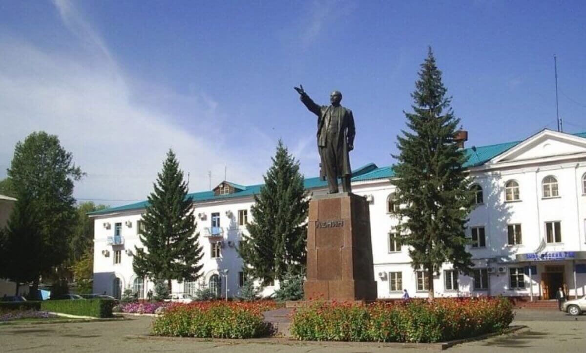 Памятник Ленину, на ремонт которого было выделено 1,5 млн тенге, попал под трактор