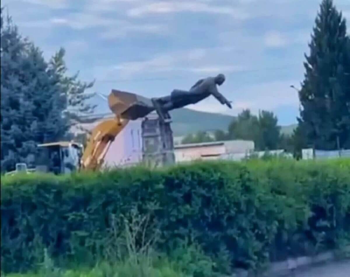"Казахи проводят десоветизацию": упавший в ВКО памятник Ленину горячо обсуждается в Китае