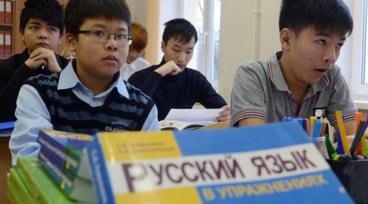 Эксперт бьет тревогу: родители первоклассников выбирают обучение на русском языке в Казахстане