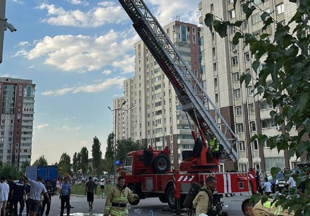 В ЖК "Аккент" Алматы вновь разгорелся пожар