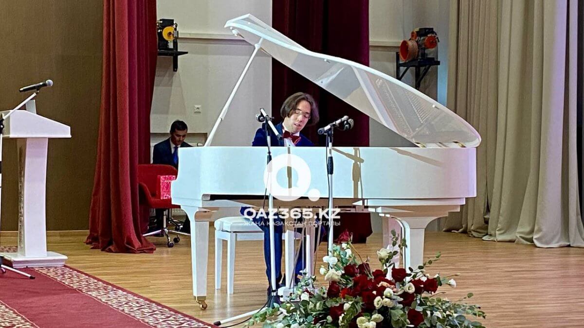 Связь науки и музыки — композитор Рахат-Би Абдысагин провел лекцию-концерт в Алматы