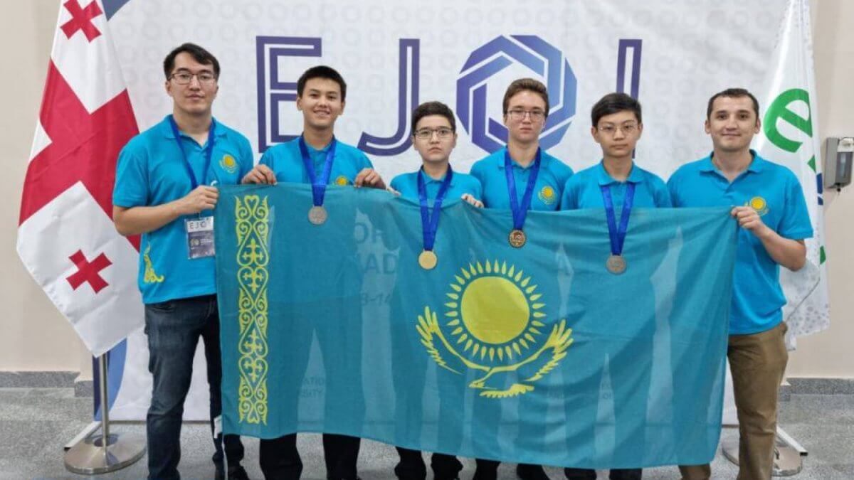 Казахстанские школьники завоевали четыре медали на европейской олимпиаде по информатике
