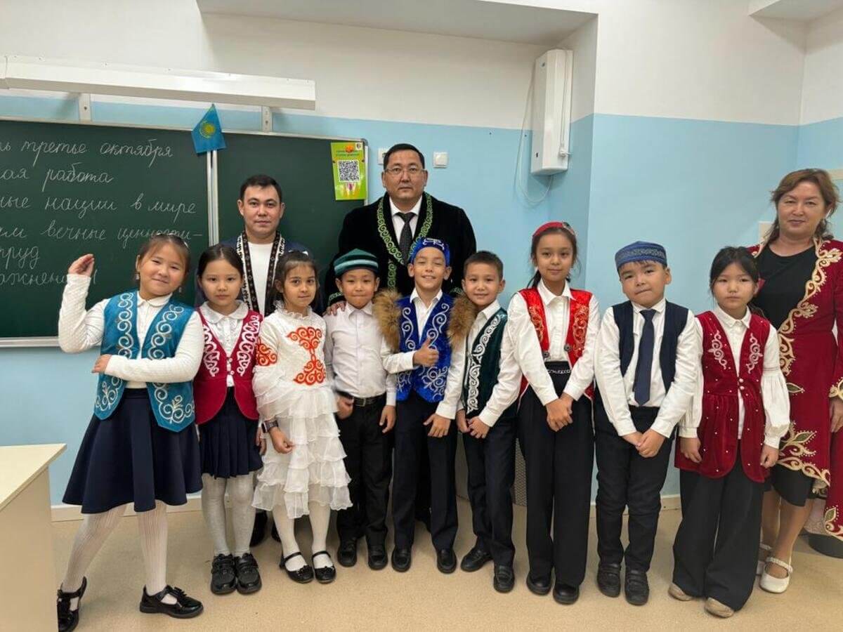 В алматинских школах на День Республики начали приходить в национальных одеждах