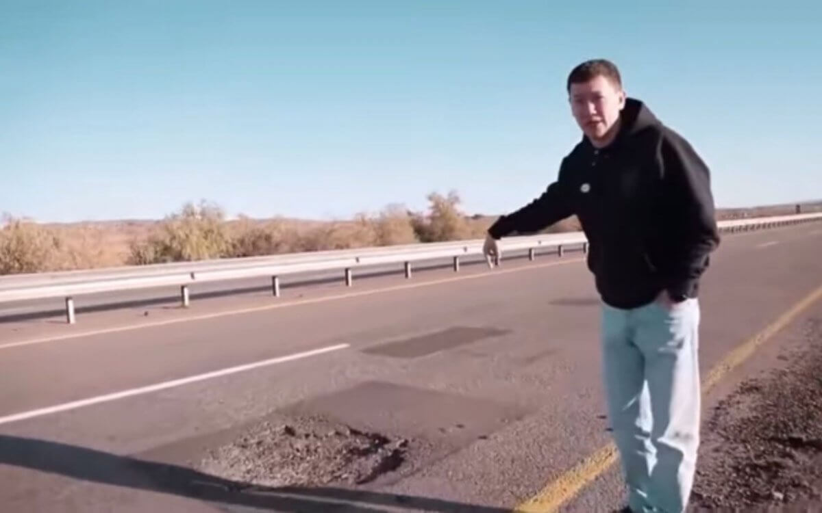 "Это не автобан, это жесть”: Асхат Ниязов показал ямы на трассе между Алматы и Талдыкорганом