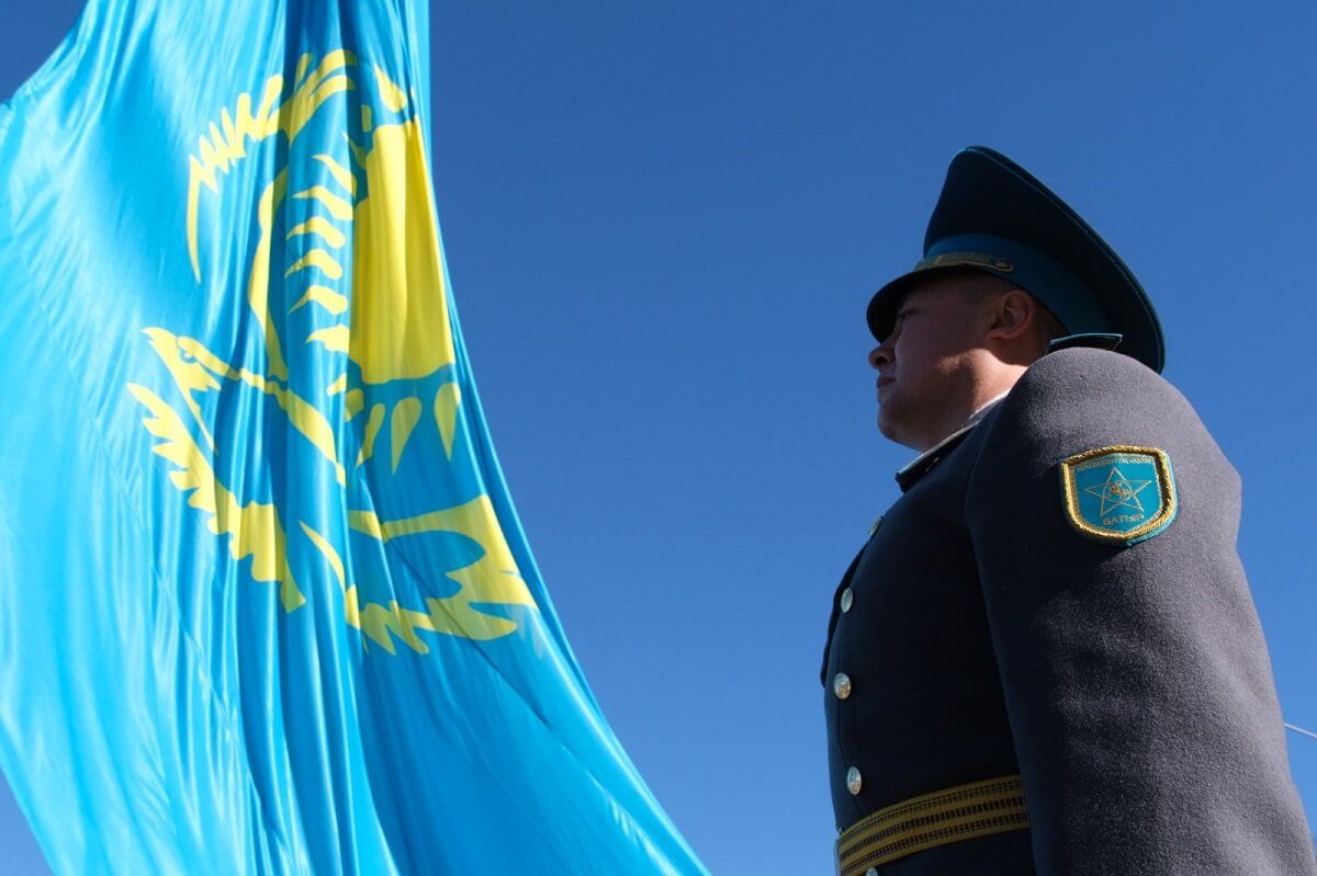В Алматы подняли Государственный Флаг высотой 40 метров