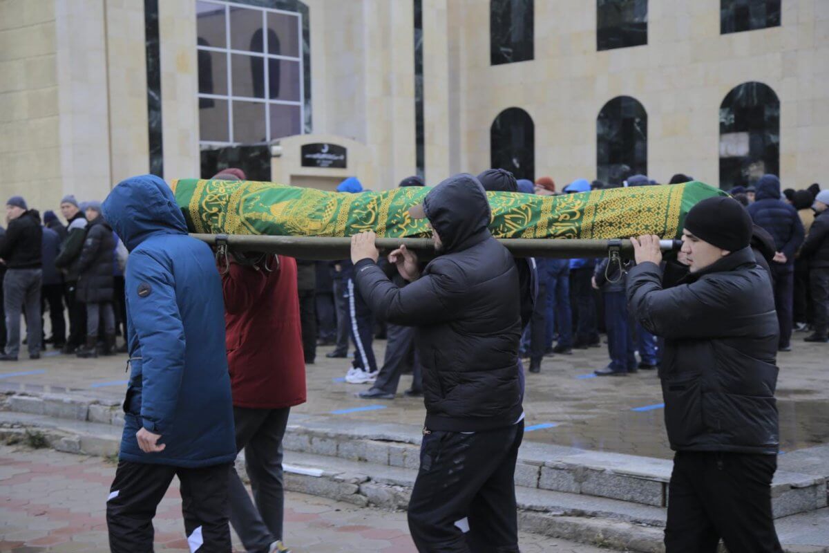 Прошли похороны погибших на шахте имени Костенко в Карагандинской области
