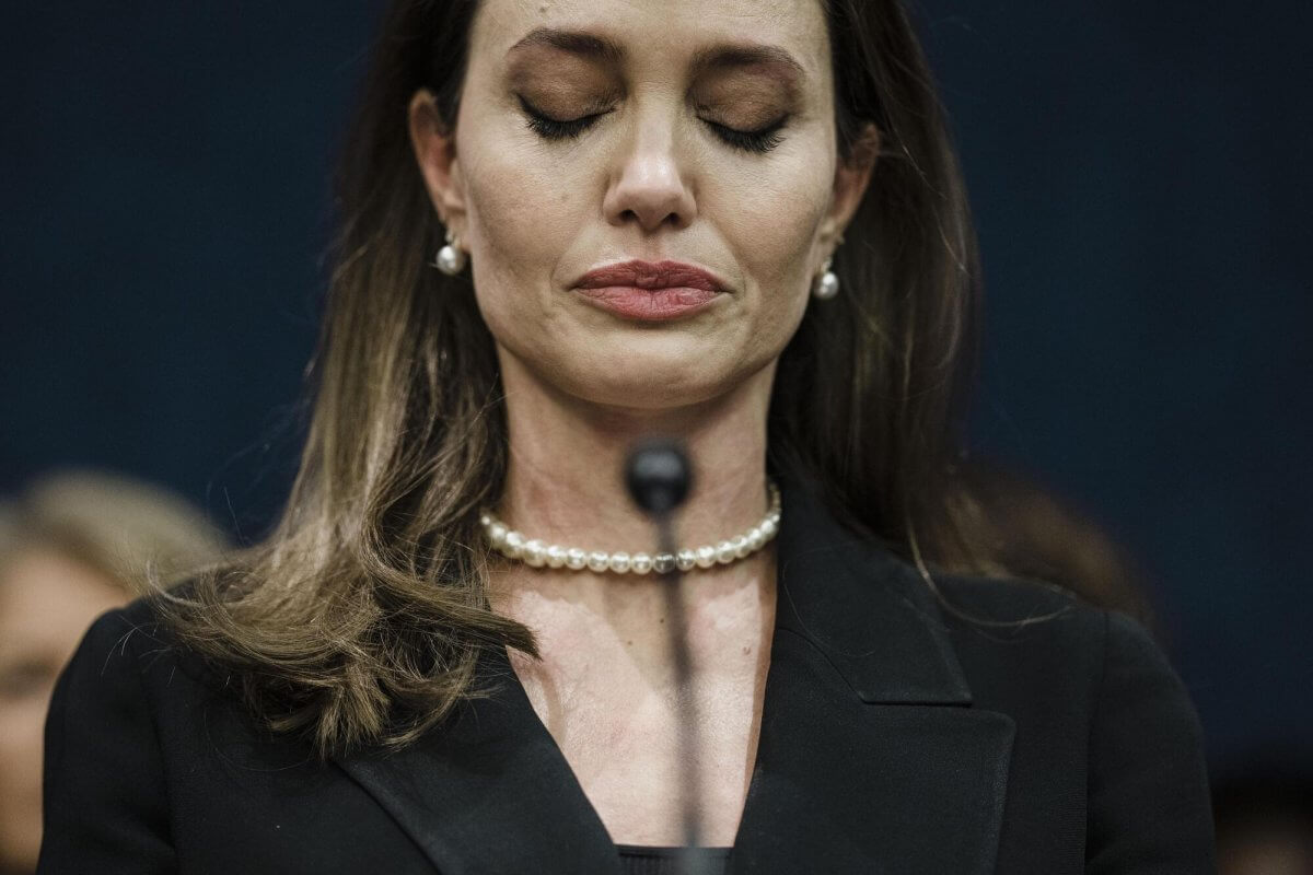"Убивают целые семьи": Анджелина Джоли осудила мировые правительства за бездействие по отношению к населению Газы