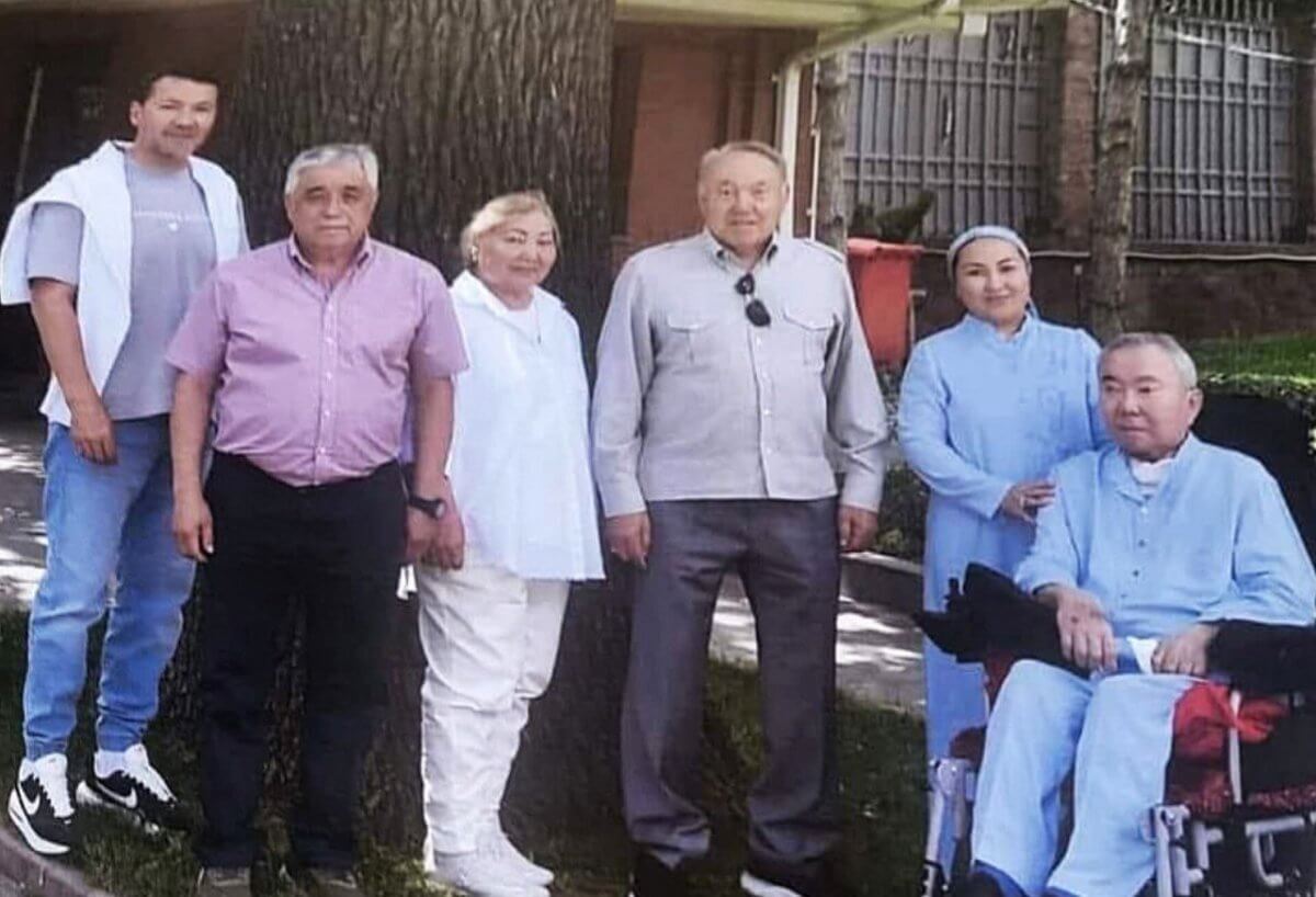 Появилось фото с Назарбаевым и его братом Болатом в инвалидной коляске