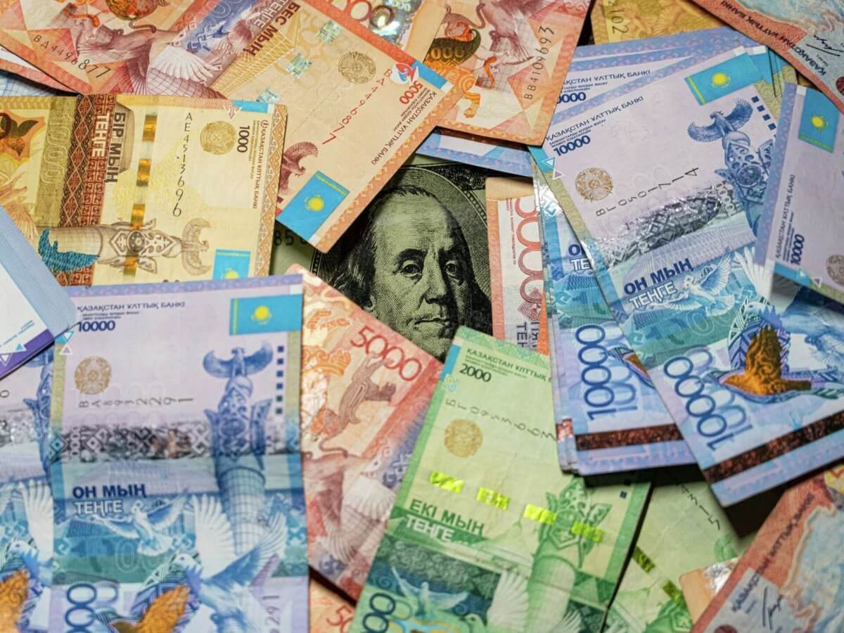 Курс валют на 12 ноября 2023 года: доллар, рубль и евро