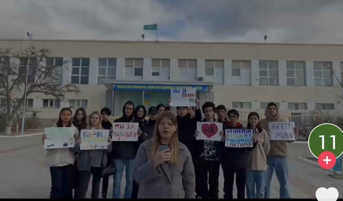 Школьники просят вернуть уволенную учительницу, записав видеообращение к Токаеву