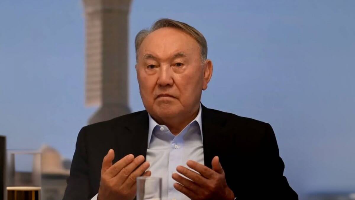 Назарбаев провел поминальный обед по случаю смерти своего младшего брата в Большой мечети в Астане