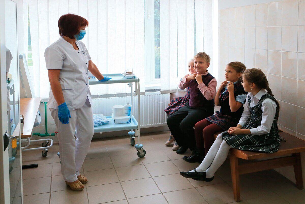 "Я маленький человек" - медсестер не впускают в гимназию 132 в Алматы за пробами