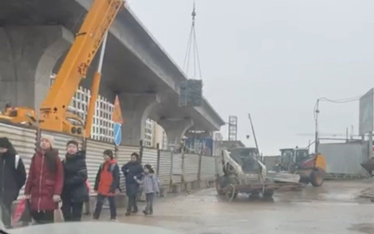 Бесстрашные дети: астанчанка показала как дети проходят под балками строительства LRT