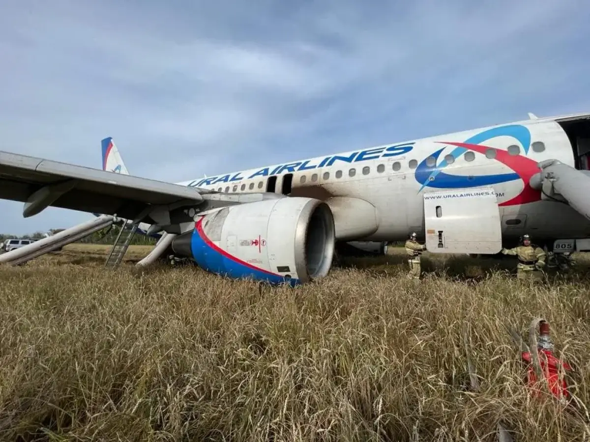 Казахстанцам-пассажирам экстренно севшего в поле самолета выплатили более 80 миллионов тенге