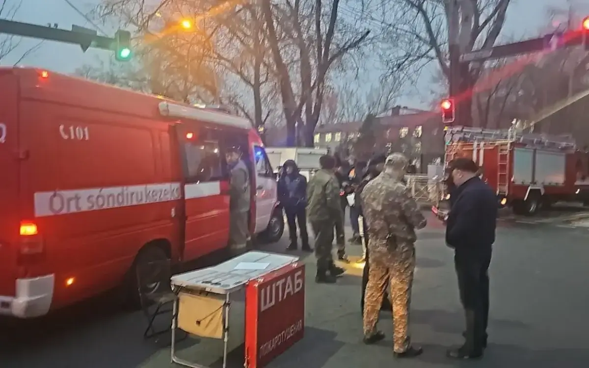 Очевидцы рассказали о причинах пожара в хостеле Алматы