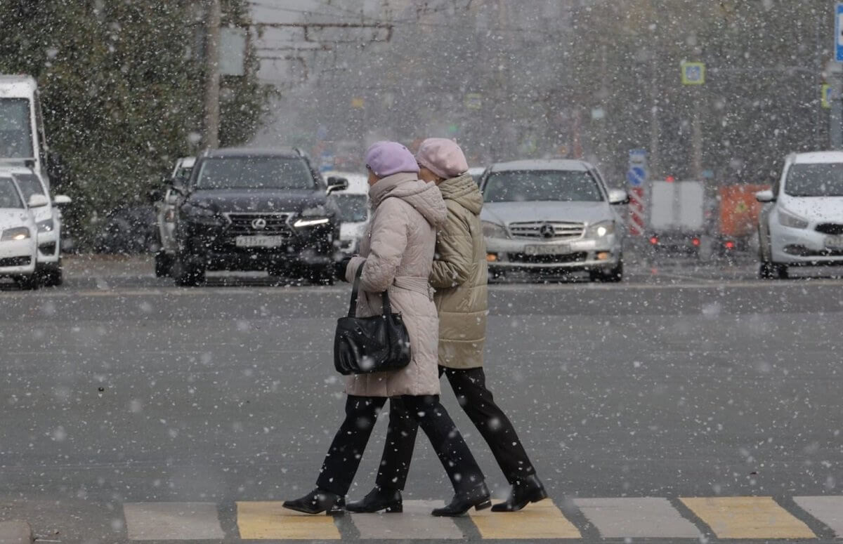 Снег, гололед, метель: штормовое предупреждение объявили в Казахстане