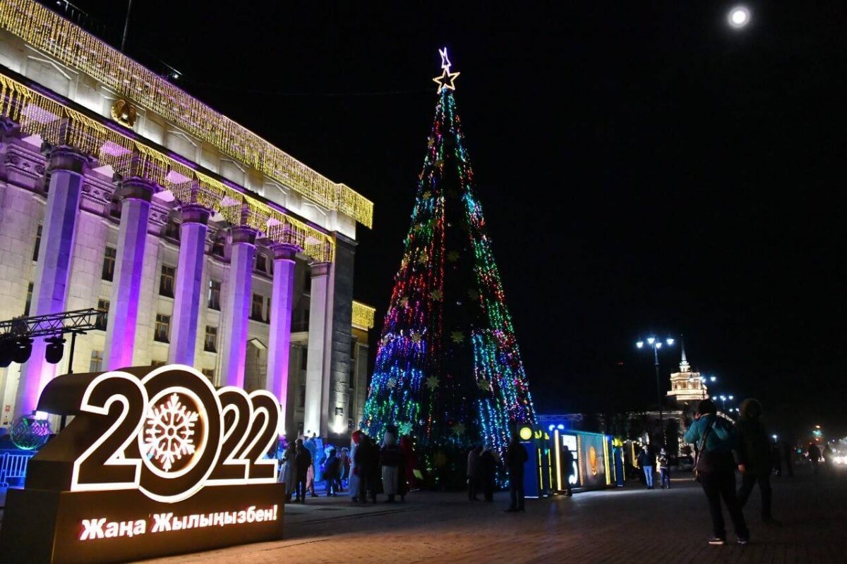 Город готовится к новому году: где и когда установят 20 метровую елку в Алматы
