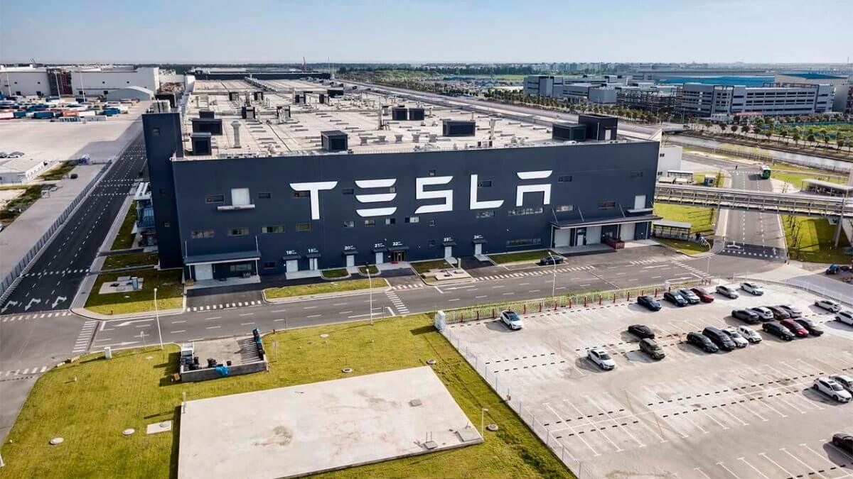 Робот напал на человека на заводе Tesla