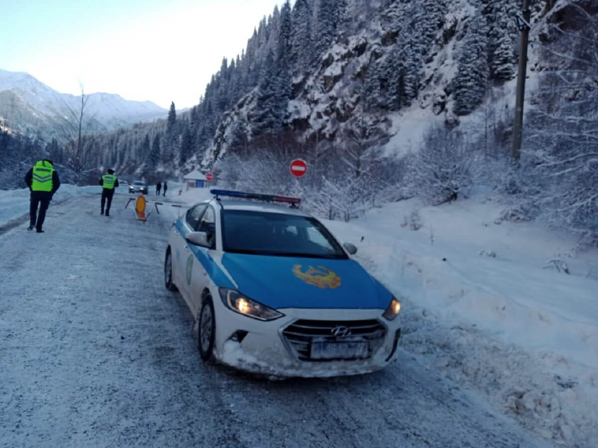 "Возможен сход снежных лавин": ДЧС Алматы просит жителей города воздержаться от походов в горы