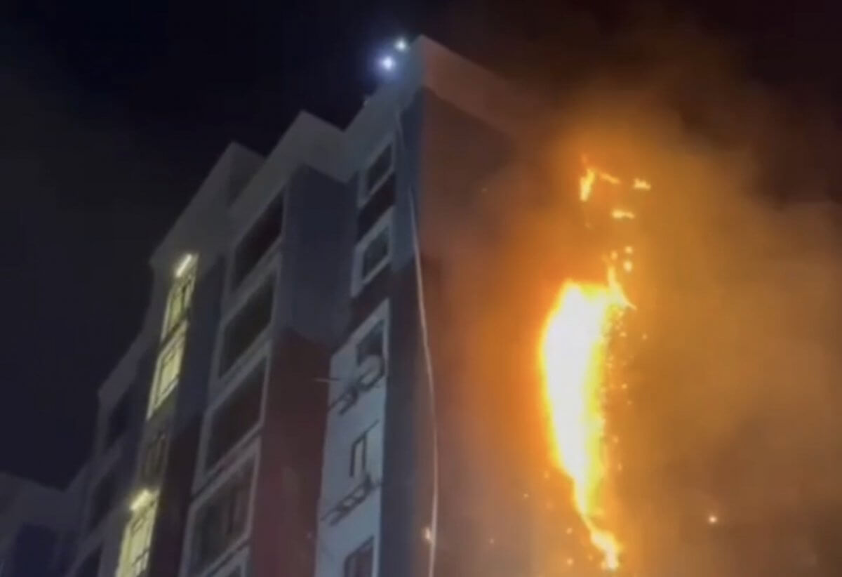 В Атырау из-за фейерверка загорелся многоэтажный жилой дом