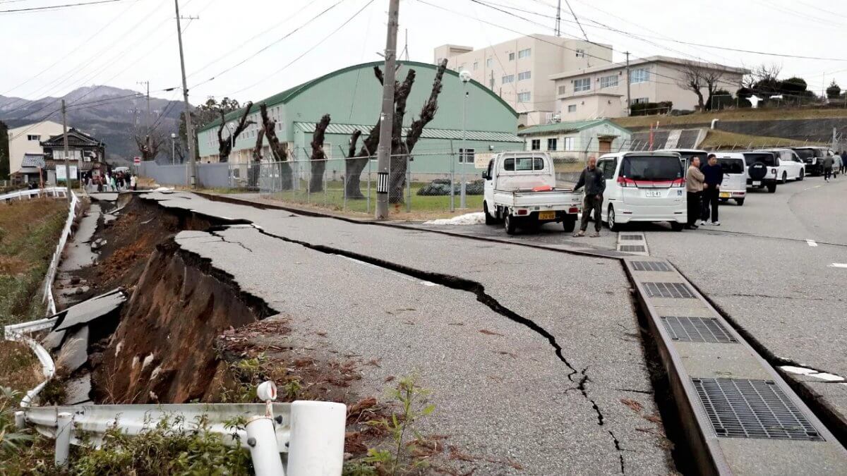 Землетрясение в 7,4 балла в Японии: объявлена угроза цунами