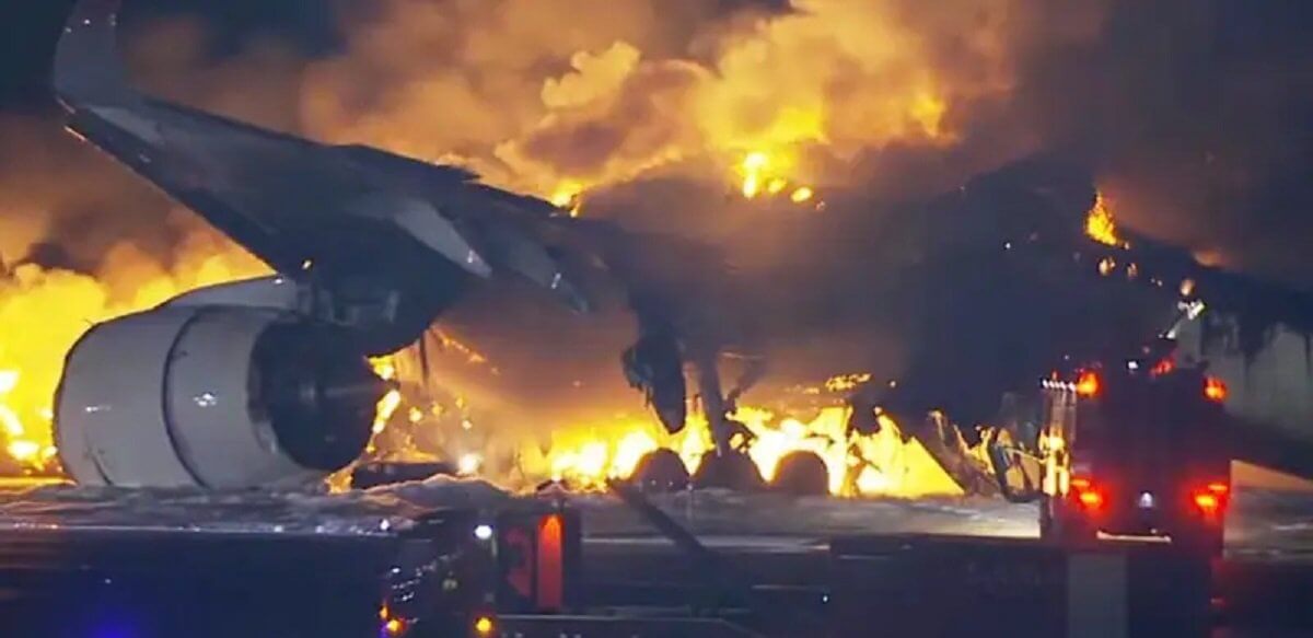 Пассажирский самолет  загорелся при посадке в Токио