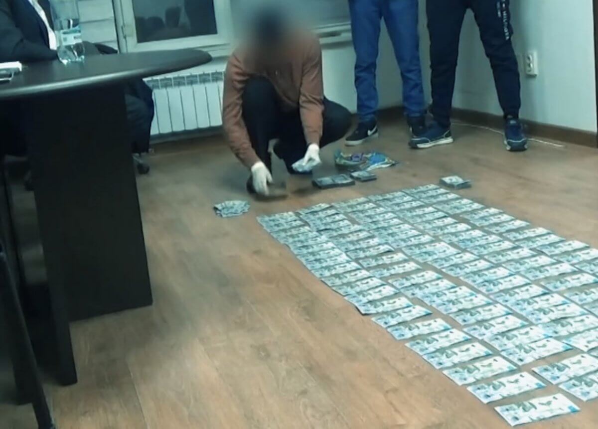Замакима района Алматы подозревается в получении крупной взятки