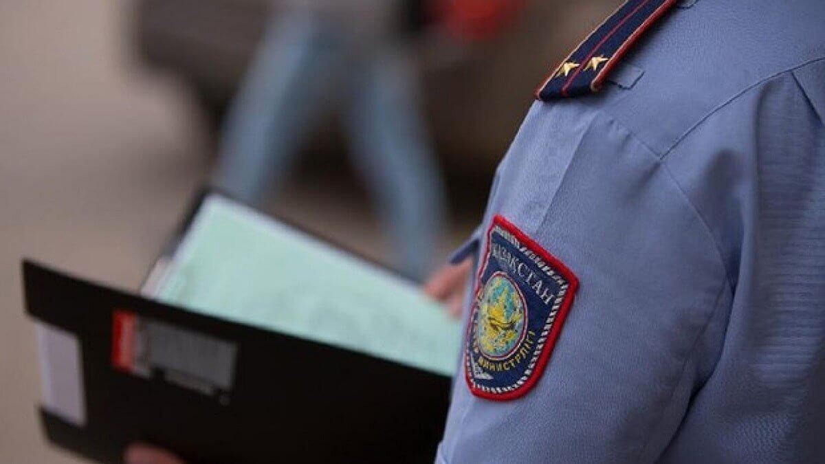 Сотрудник миграционной полиции менял даты прописки желающим получить соцжилье в Шымкенте