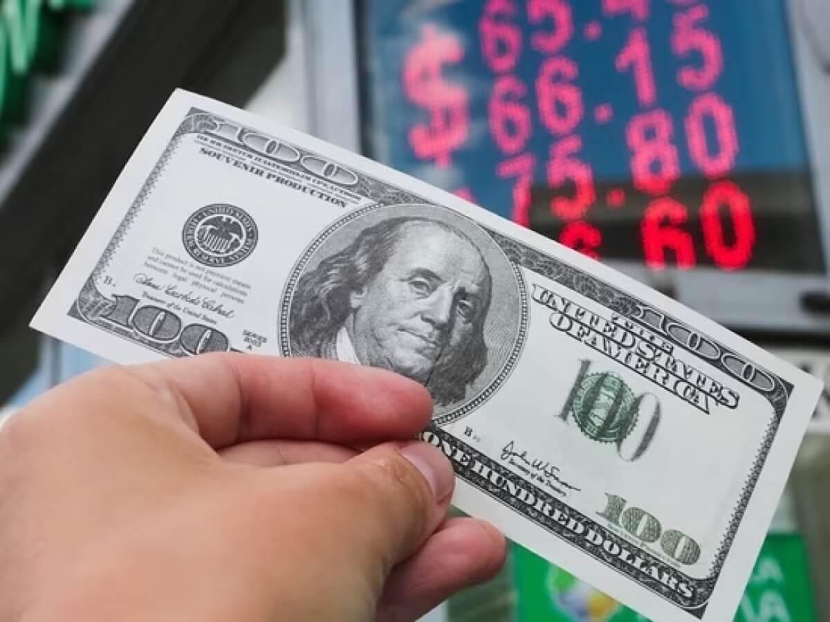 Доллар, евро и рубль в обменниках Казахстана 9 января