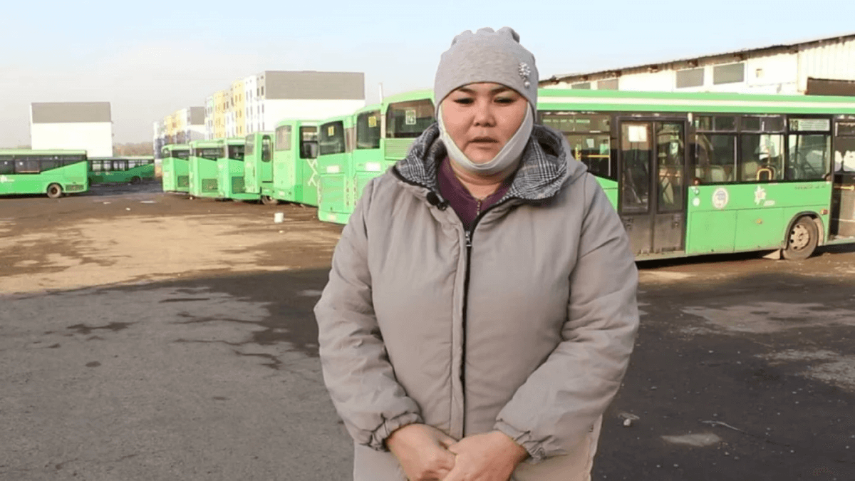 Попавшее в ДТП из-за пассажира водительница автобуса в Алматы выразила соболезнования семьям погибших