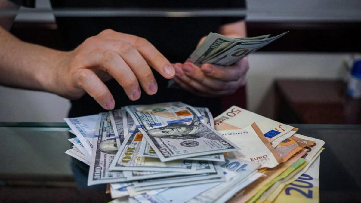 Курс валют на 11 января 2024 года: доллар, рубль и евро
