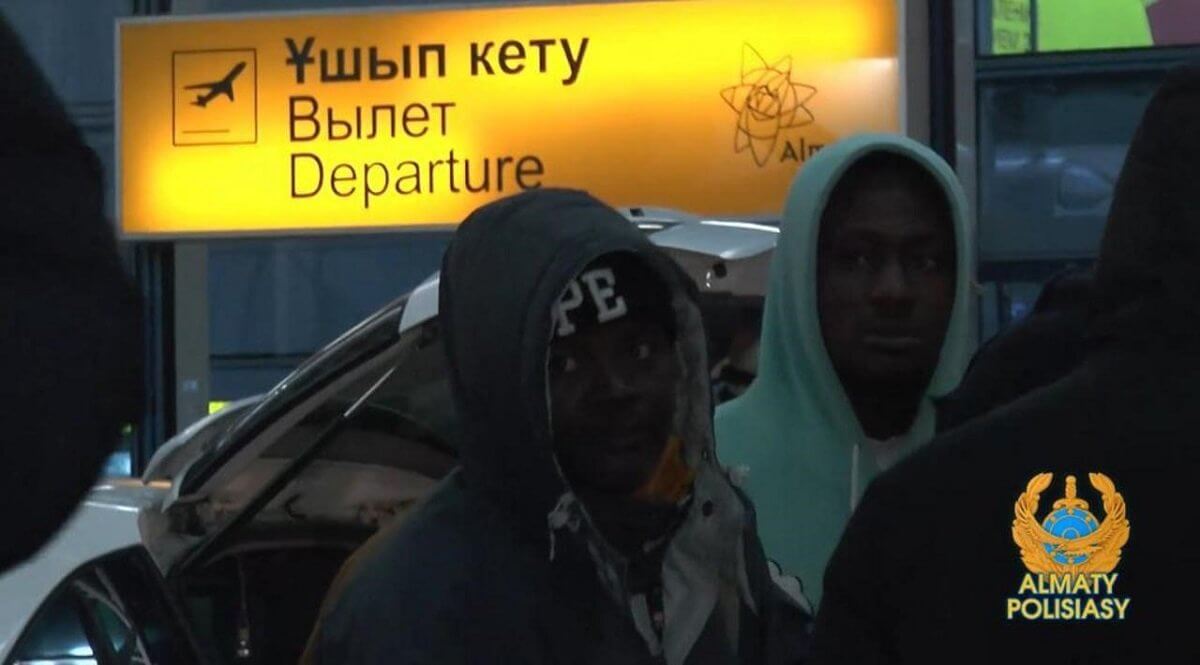 Полиция Алматы нелегалов из Африки отправила домой