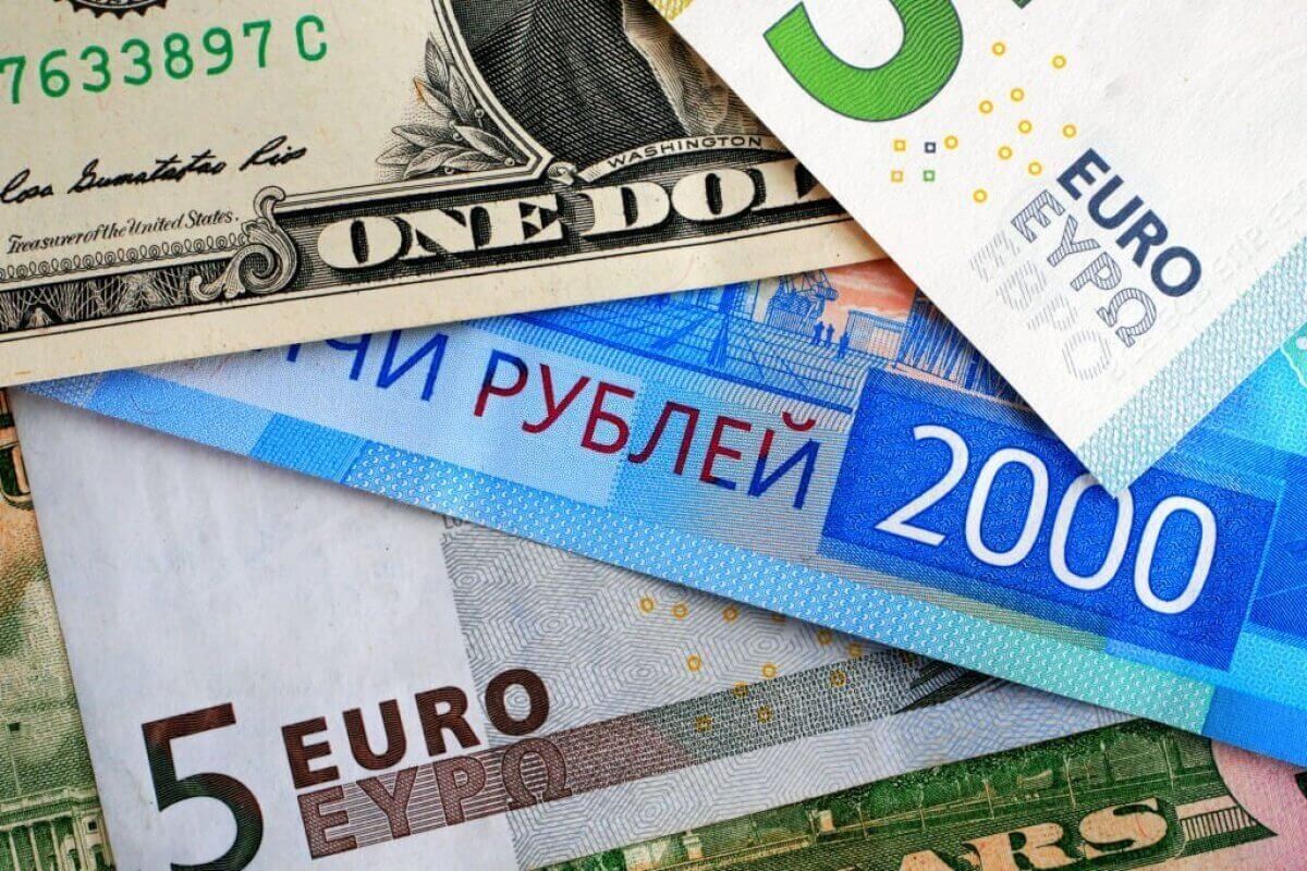 Доллар, евро и рубль в обменниках Казахстана 17 января