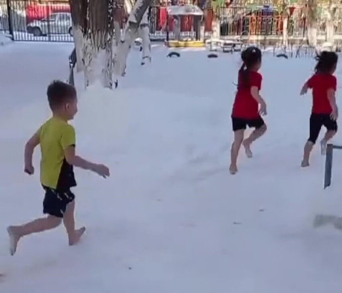 "Группа закаливания": бегающие босиком по снегу дошколята удивили Казнет