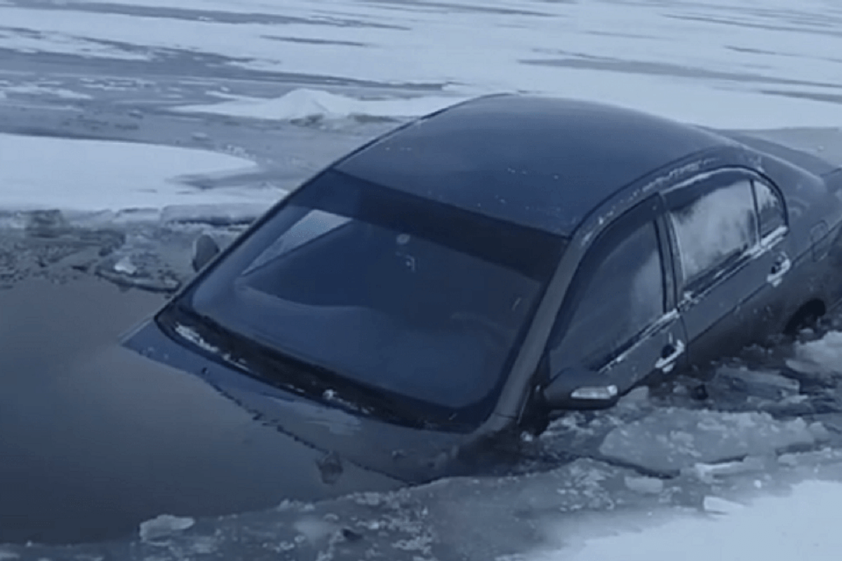 Машина провалилась под лёд, водитель погиб в Атырауской области