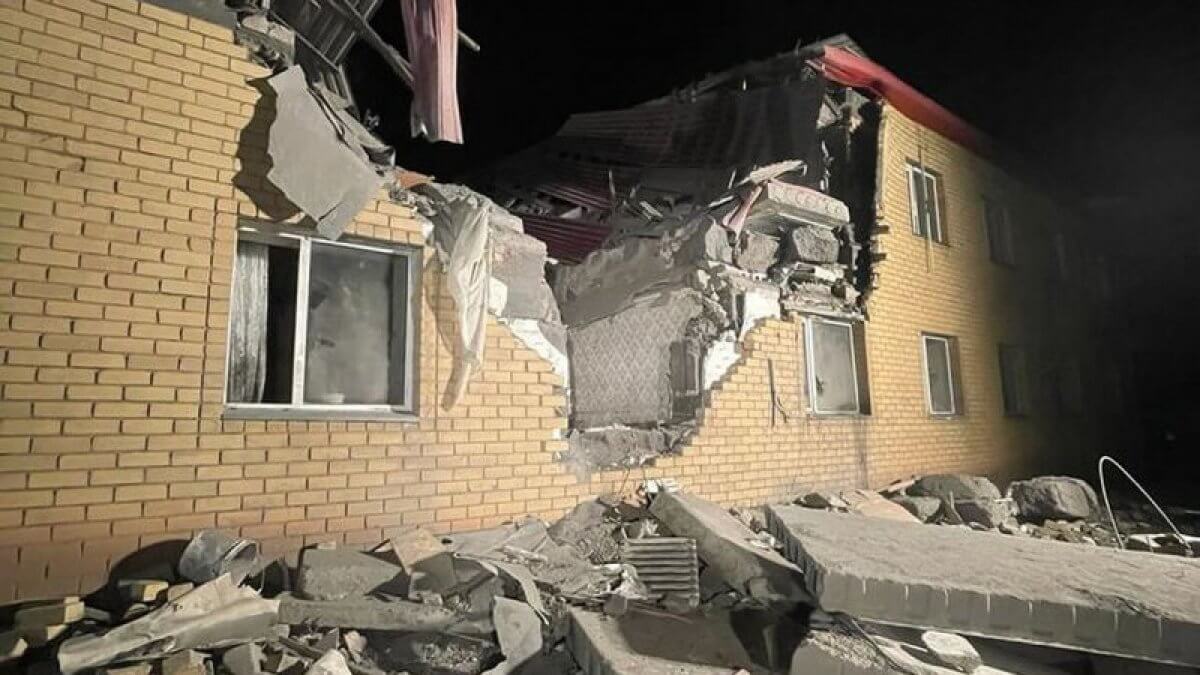 В результате взрыва в жилом доме в Карагандинской области погибли два человека
