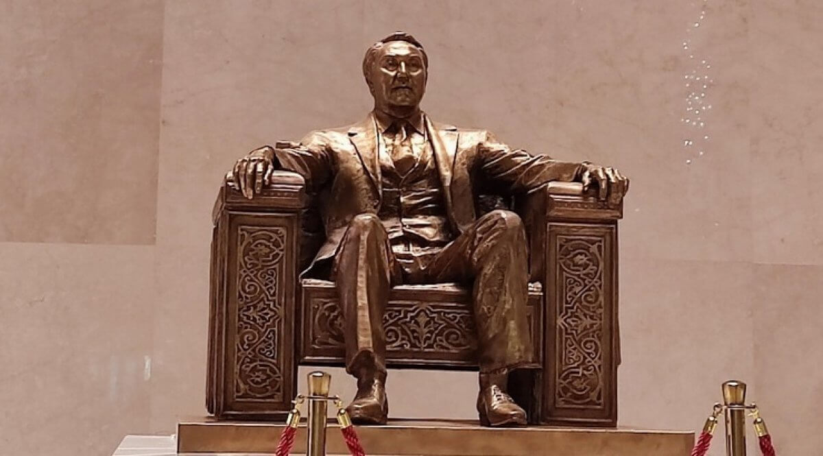 Еще один памятник Назарбаеву убрали в Астане
