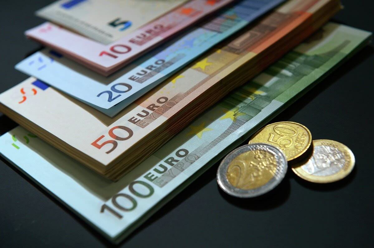 Курс валют на 4 февраля 2024 года: доллар, рубль и евро