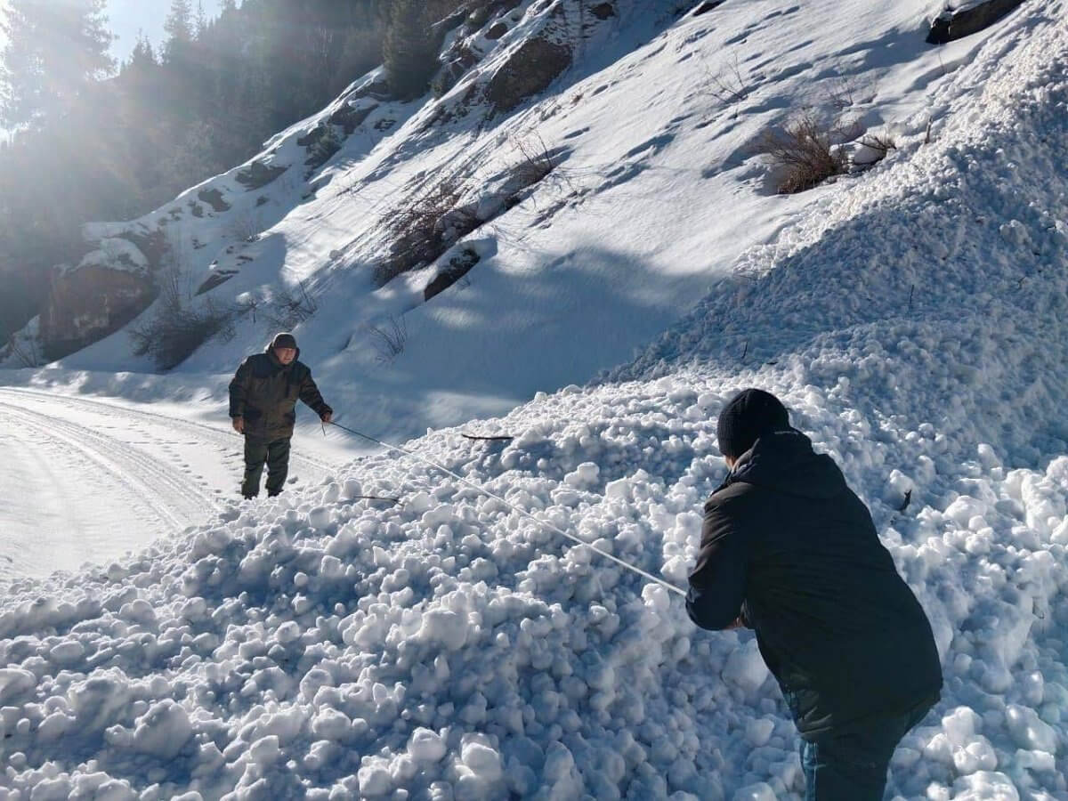 Сход лавины в Алматинской области заблокировал трассу в Тургене