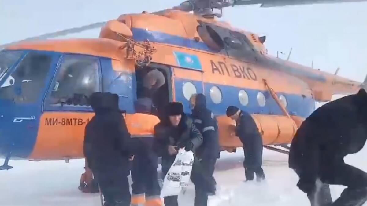 Вертолет МВД спас детей и женщин на трассе в Абайской области