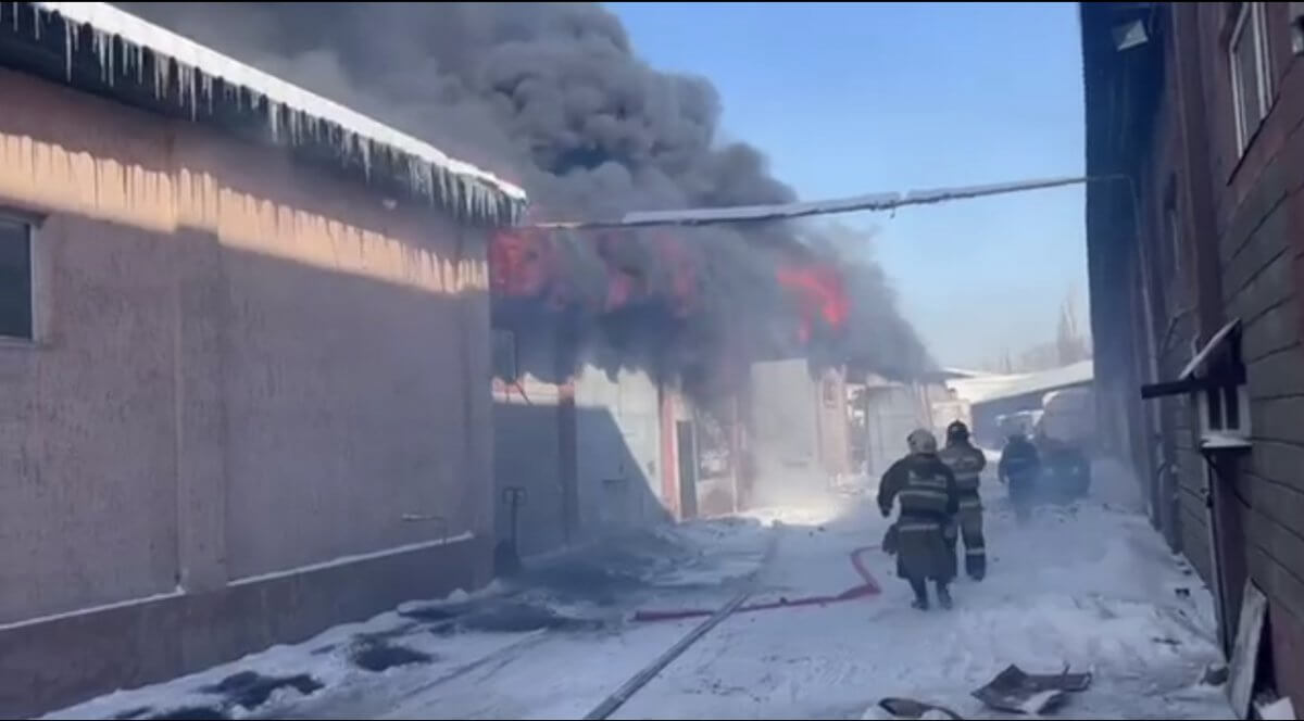 Спасатели вынесли газовый баллон с горящего склада на "барахолке" в Алматы