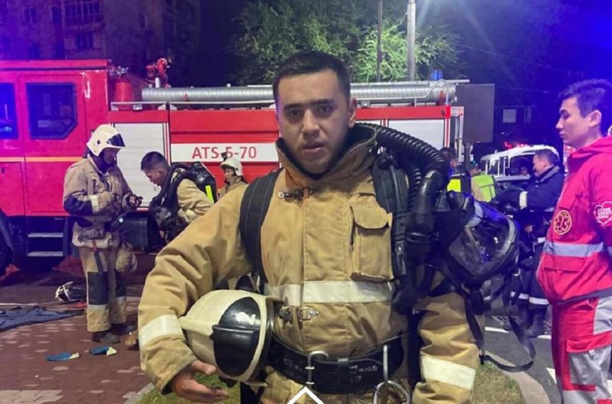 Спасатели показали как вынесли иностранца из горящего склада в Алматы