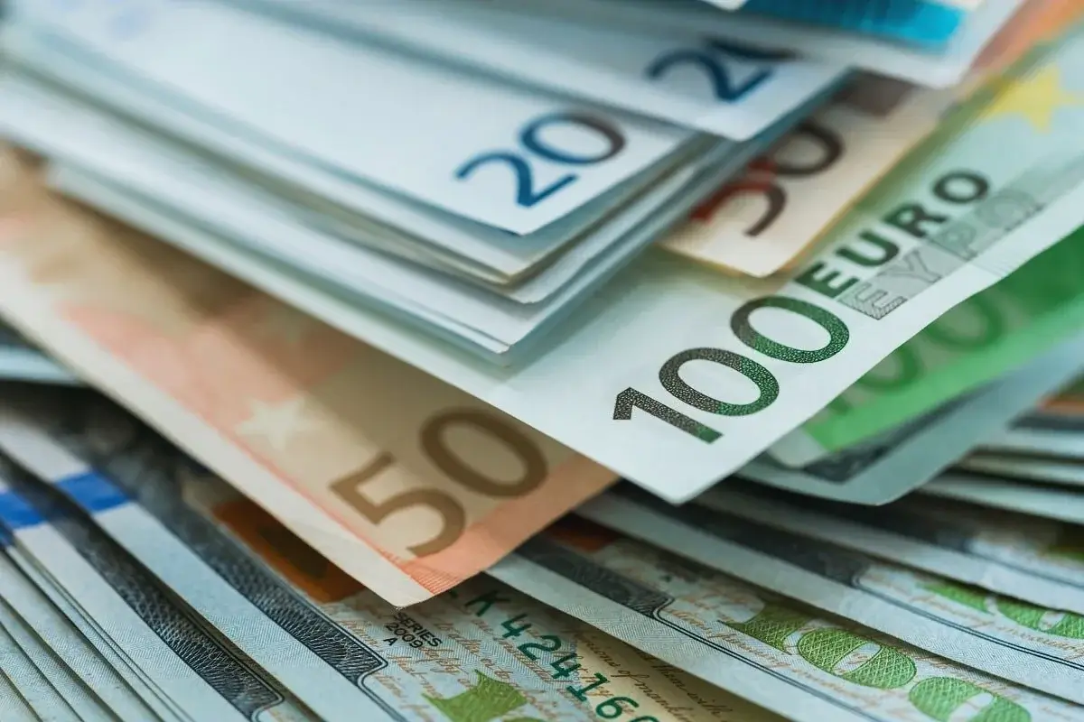 Сколько стоят доллары, евро и рубли в обменниках Алматы 5 марта 2024 года