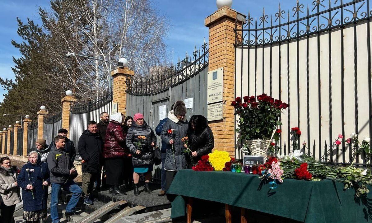 Казахстанцы несут цветы к зданиям посольства России