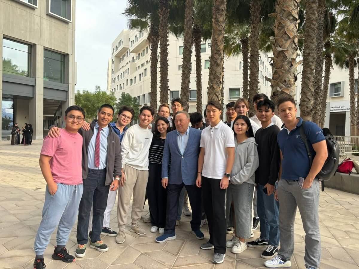 “Отец и сын”: Нурсултан Назарбаев был замечен в Абу-Даби