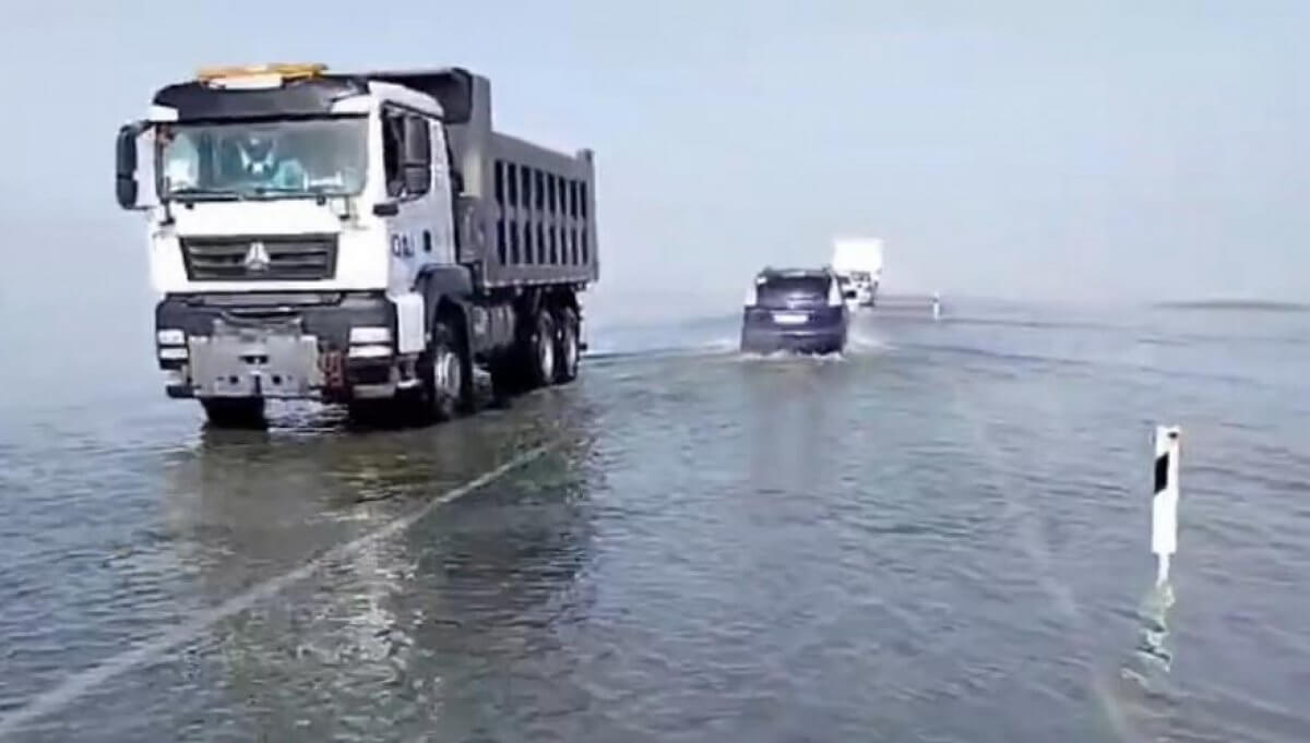 Водный путь: Вышедший из берегов в России река Тобол привела к переливу дорог в Костанайской области