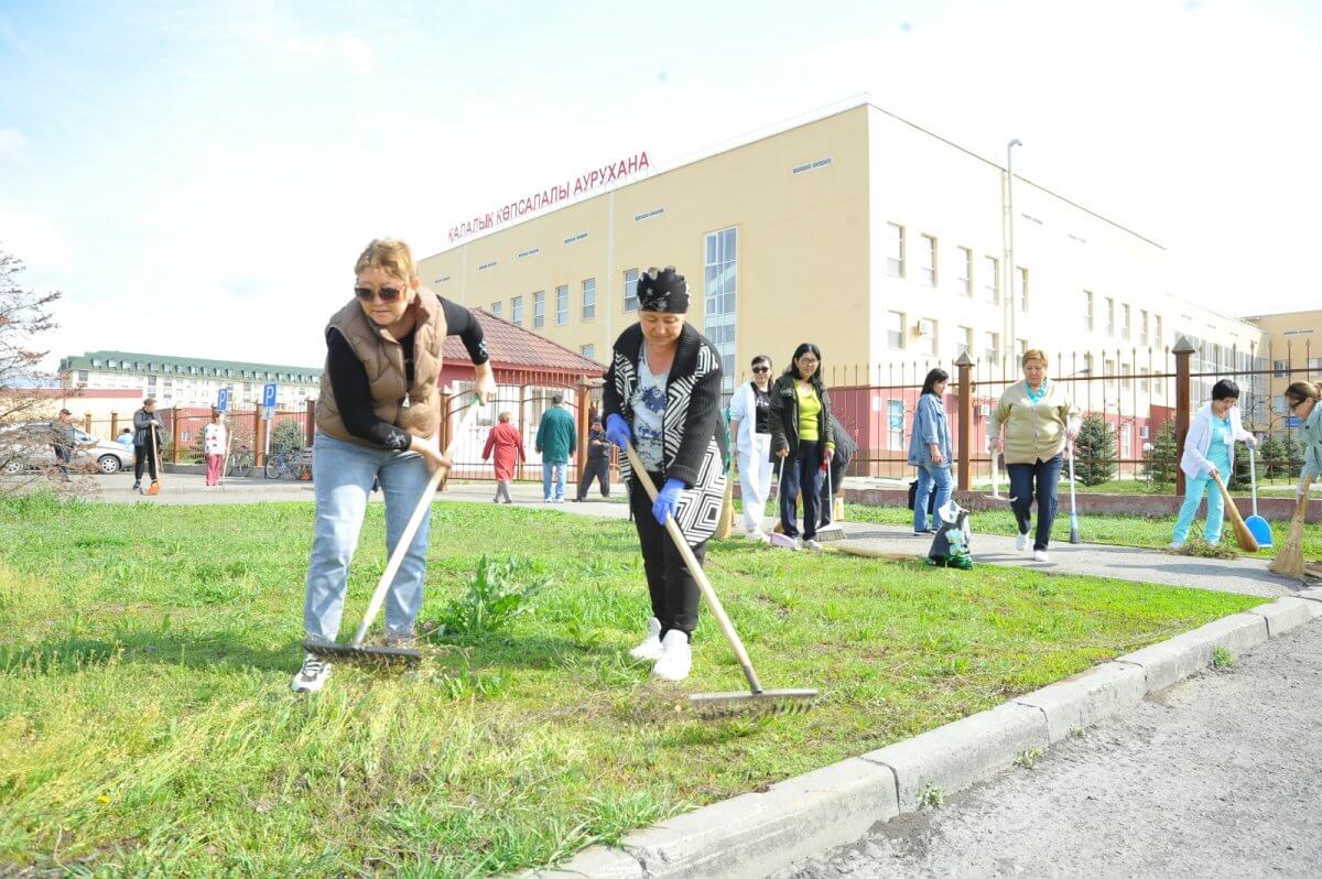 Жители области Жетысу активно принялись за очистку и озеленению региона