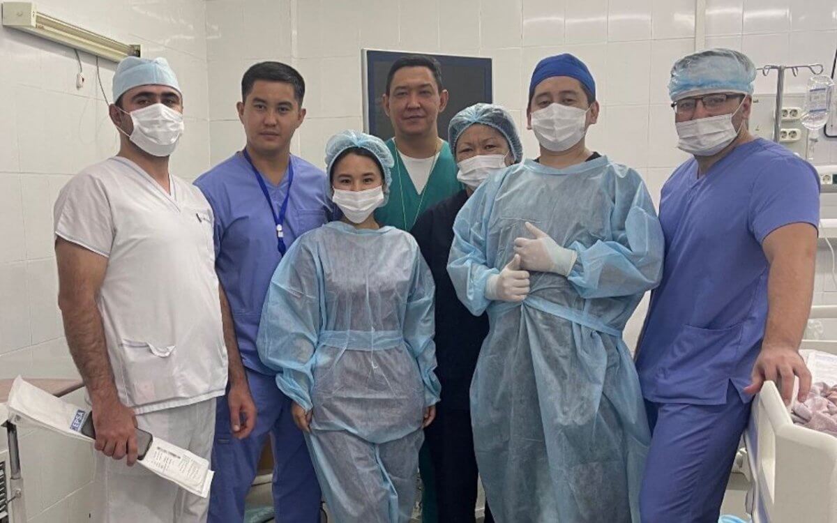 Врачи седьмой больницы в Алматы провели сложную операцию по восстановлению работы почек 77-летней женщине